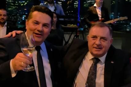Na proslavi 60. rođendana Stevandić se zagrlio s Dodikom i u duetu zapjevali „Stavi ruzmarin“