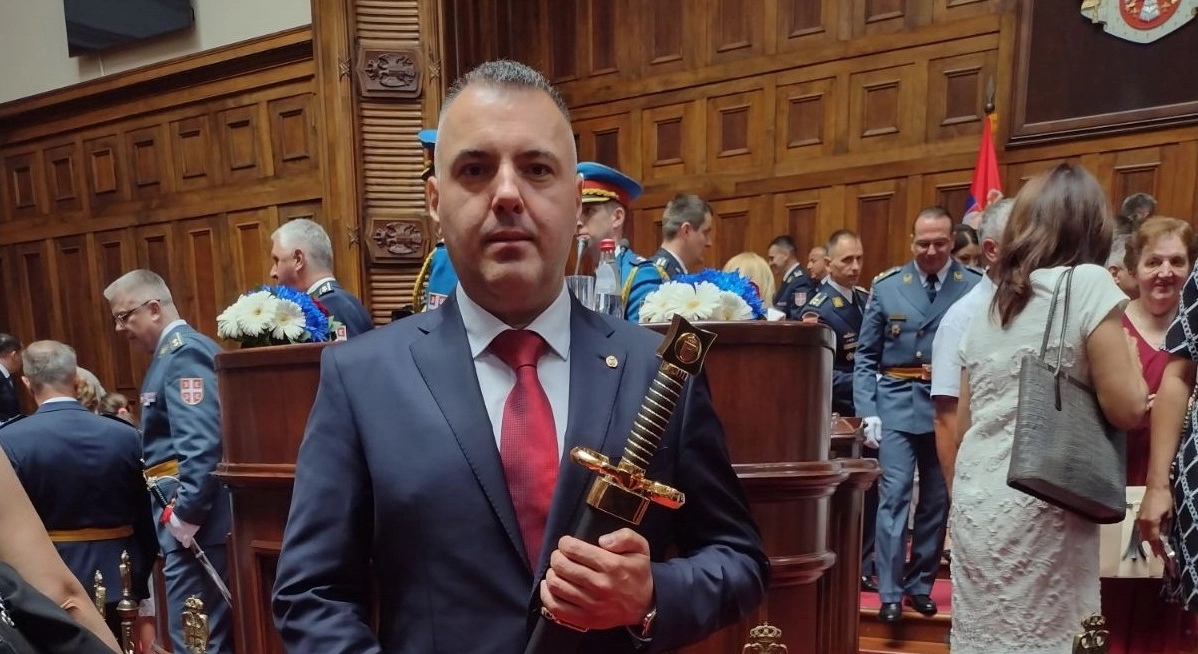 Na svečanosti povodom završetka 11. klase Visokih studija bezbjednosti i odbrane Siniši Vidoviću uručen srpski srednjevjekovni mač