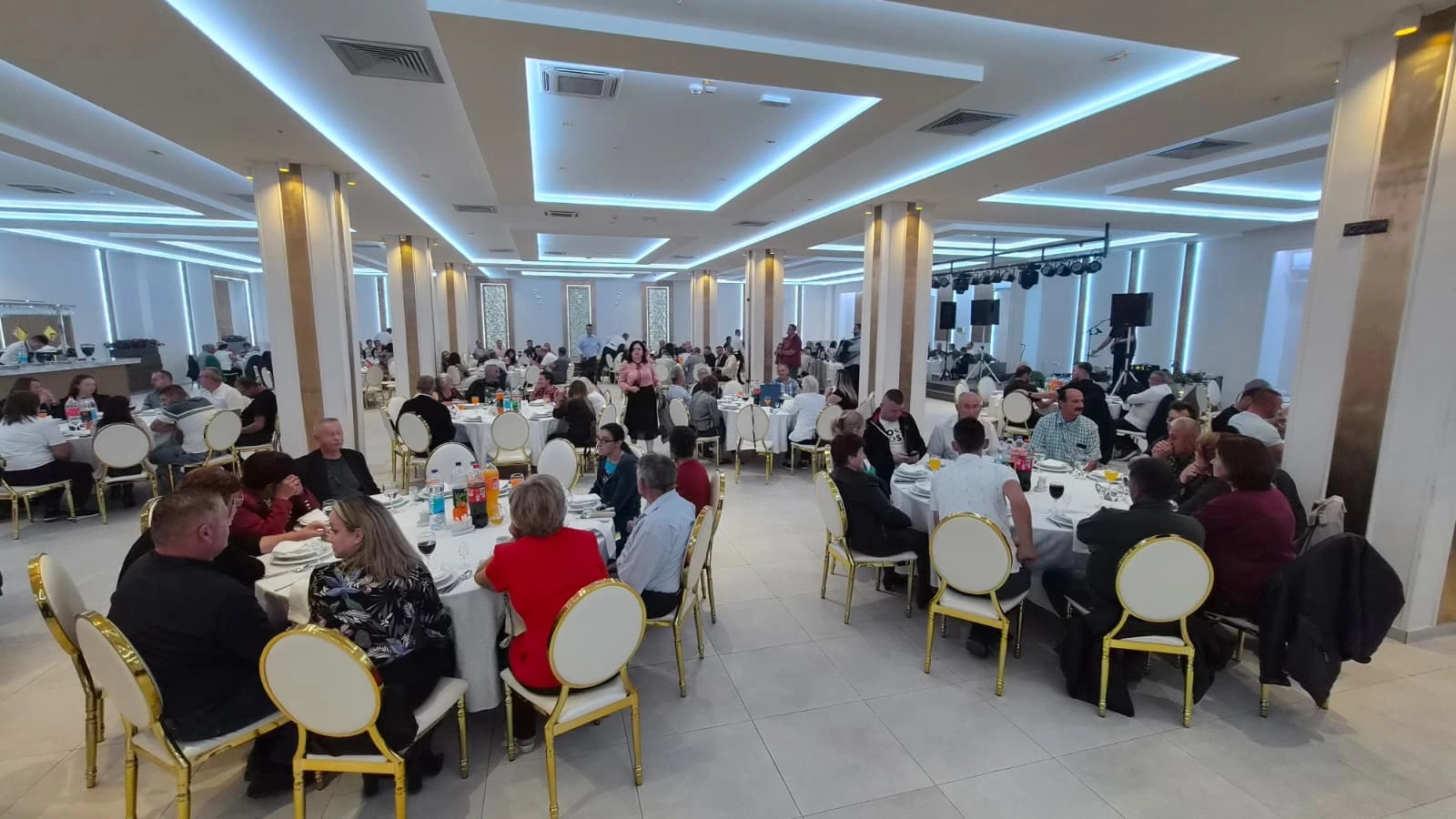 Najveća tribina Ujedinjene Srpske u Novoj Topoli: Sve generacije su uz nas, a posebno porodice koje hrane državu i naciju