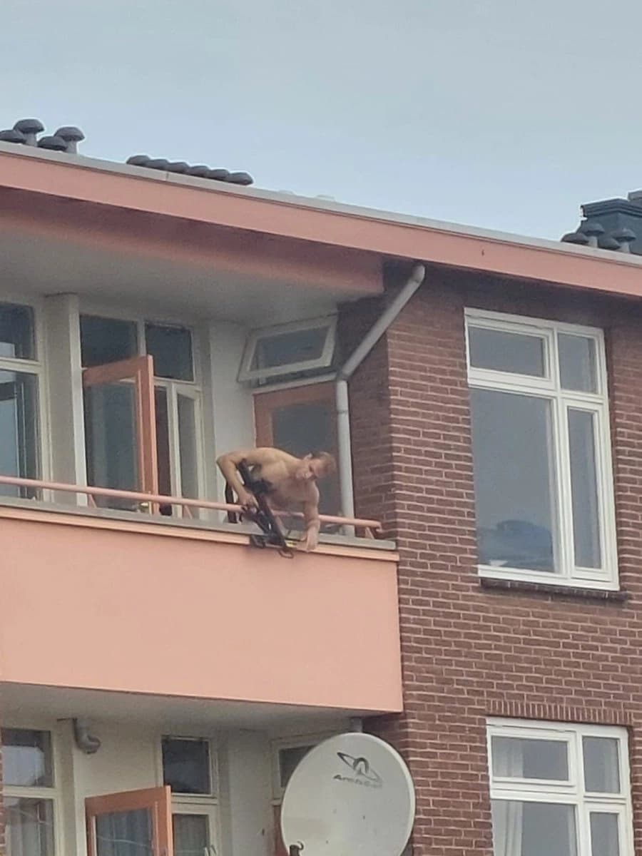 Napad u Holandiji, ima mrtvih, policija pucala na muškarca sa samostrelom