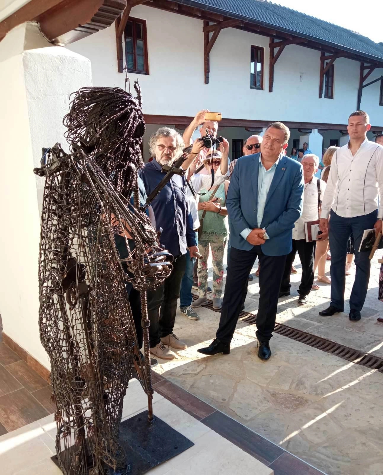 “Ne možemo reći da je neuspješna, ali ima mračan ton” Iz Andrićevog instituta poručili da je skulptura patrijarha Pavla poklon