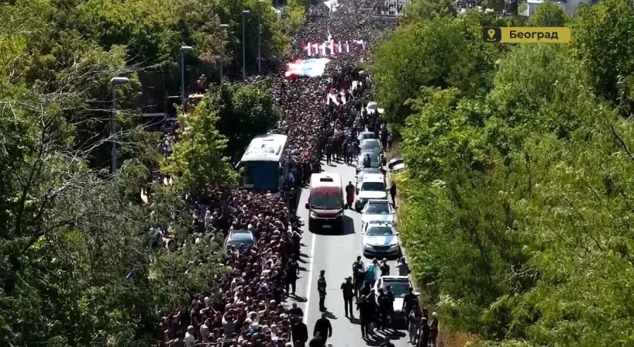 Nepregledne kolone ljudi: Hiljade građana na sahrani generalu Mladiću