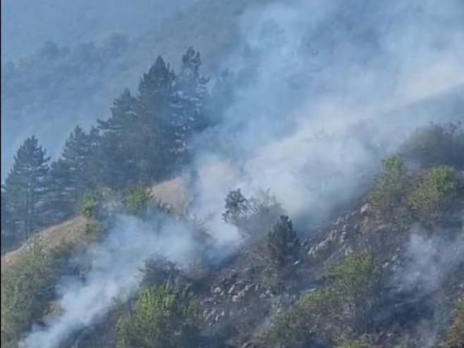 Nevesinje: Stanje na požarištima bolje, helikoper će danas gasiti vatru iznad sela Humčani