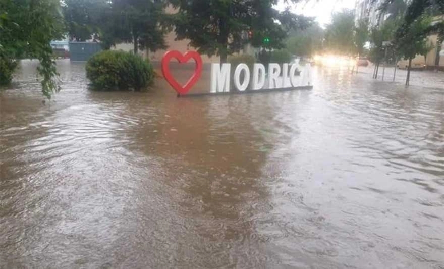 Nevrijeme zahvatilo Modriču, vatrogasci zatrpani pozivima