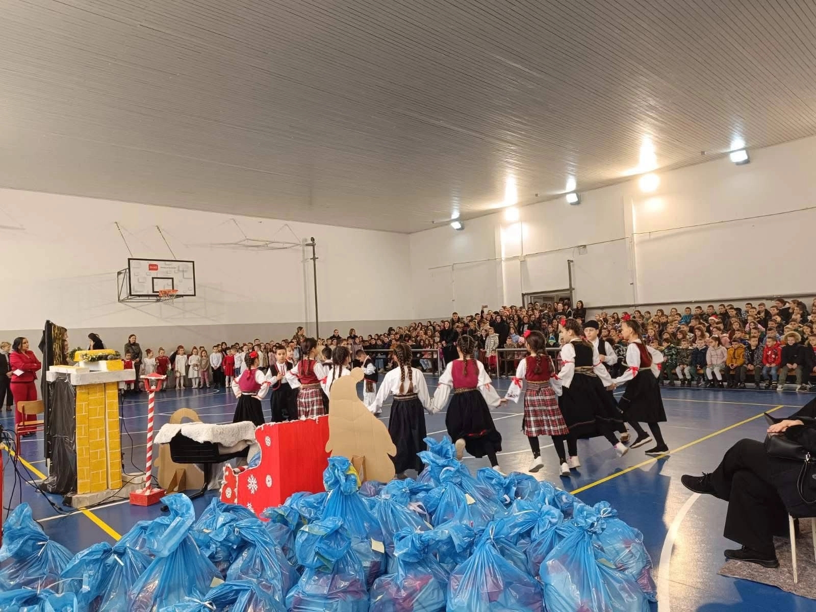 Nikolina Šljivić na nikoljdanskoj priredbi u Rogatici obezbijedila poklone za sve učenike