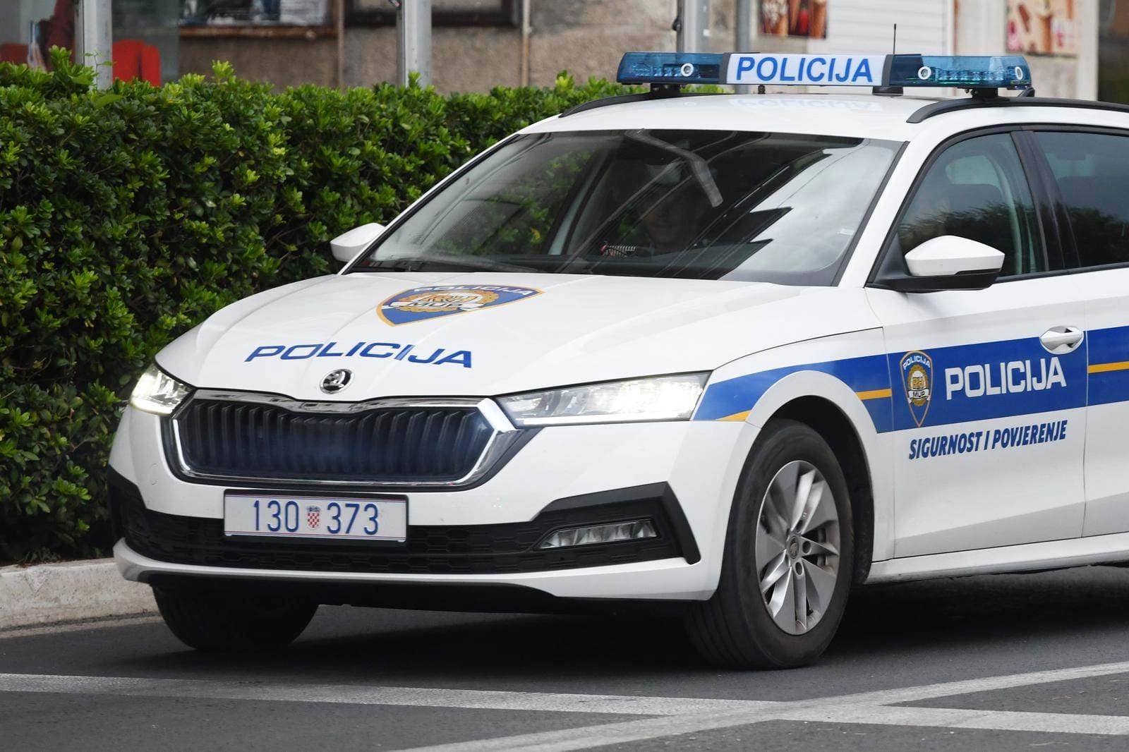 Novi detalji ubistva u Šibeniku: Osumnjičeni Duje E. drogiran čupao namještaj nakon napada nožem