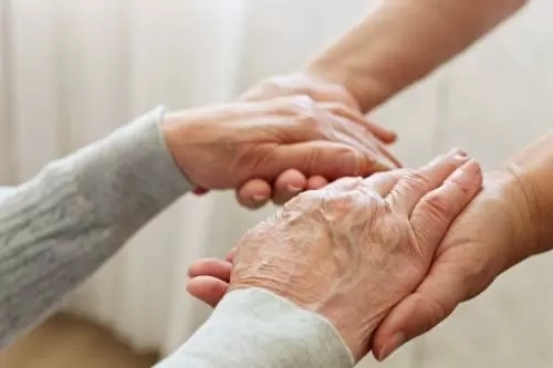 Novi zakon donosi veće plate njegovateljima u Srpskoj i do 40 odsto