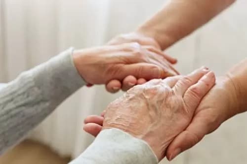 Novi zakon donosi veće plate njegovateljima u Srpskoj i do 40 odsto