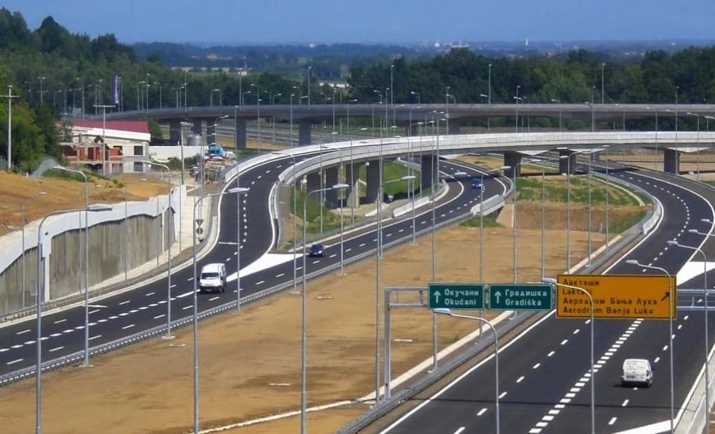 Obustavljen saobraćaj na auto-putu “9. januar”: Vozilo udarilo radnika na održavanju ceste