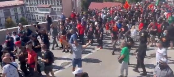 Okršaj policije i demonstranata na Cetinju: Letjele kamenice, probijen kordon policije