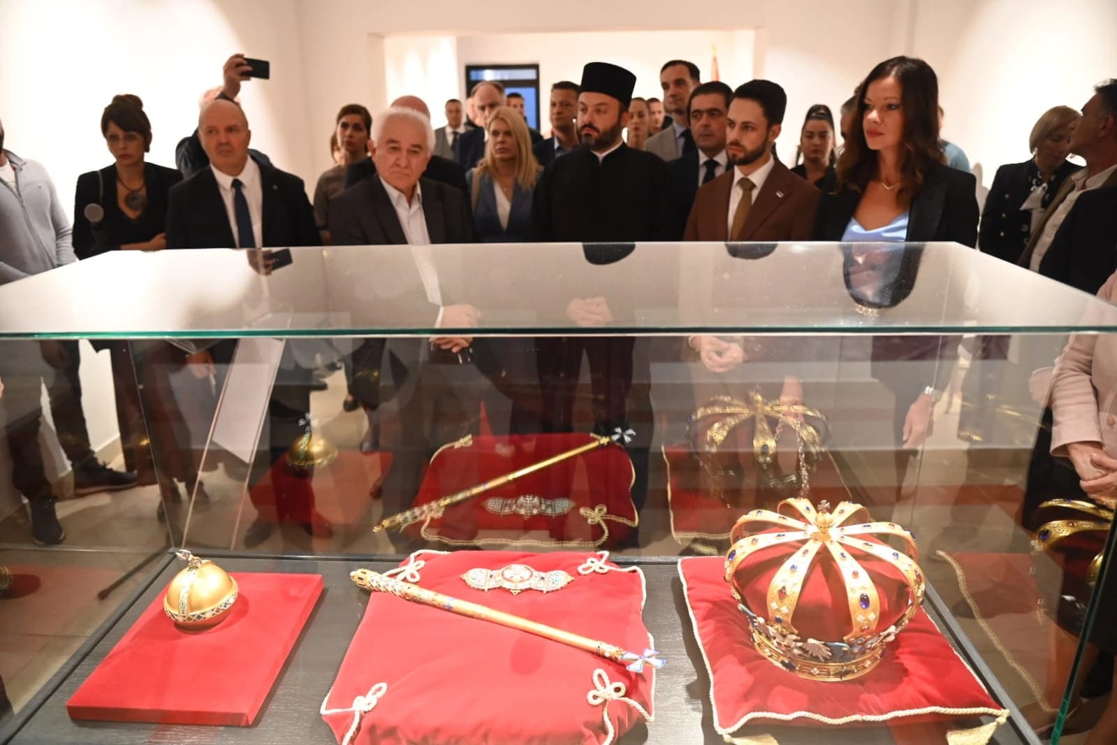 Otvorena izložba “Vladarske insignije kralja Petra Prvog – kruna, šar, žezlo, kopča za plašt”