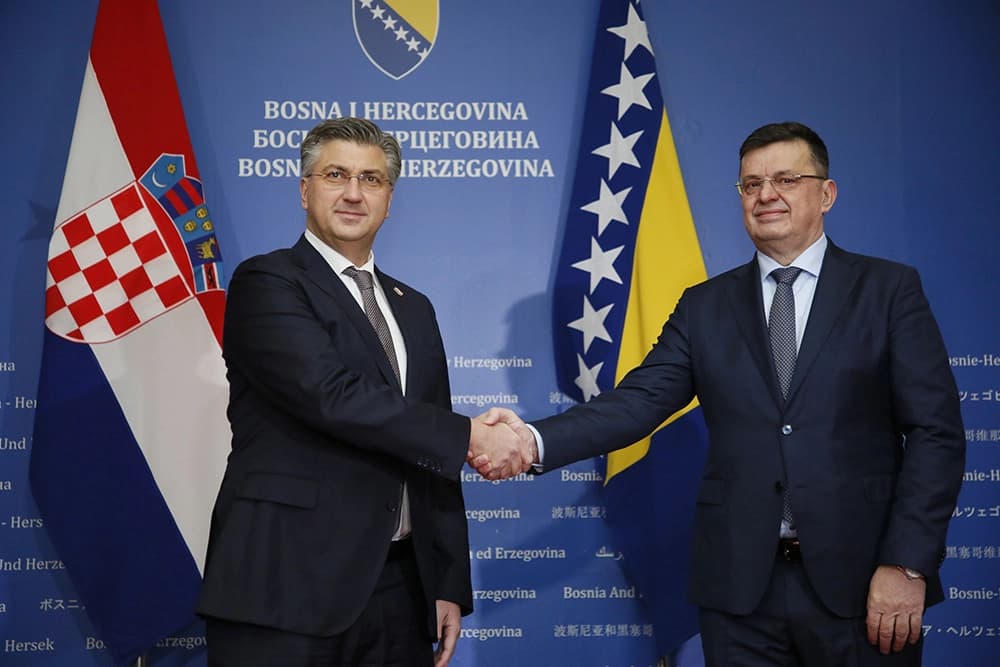Plenković stigao u BiH, dočekao ga Tegeltija ispred zgrade državnih institucija