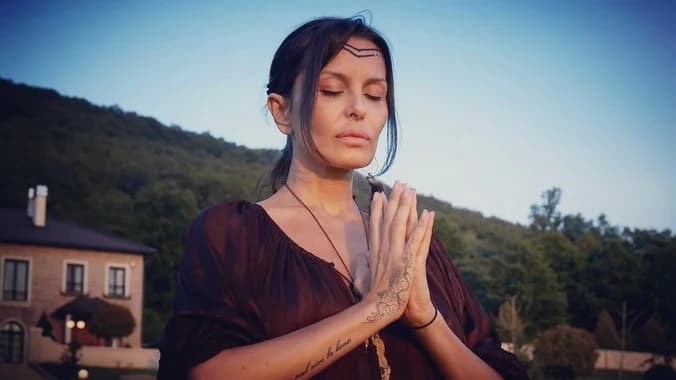 POBEGLA U DIVLJINU, PA TAMO SAGRADILA SKUPOCENU VILU: Elena Karić nakon razvoda od Jugoslava uložila više od MILION EVRA u svoj novi dom, ima čak i SOBU ZA RITUALE!