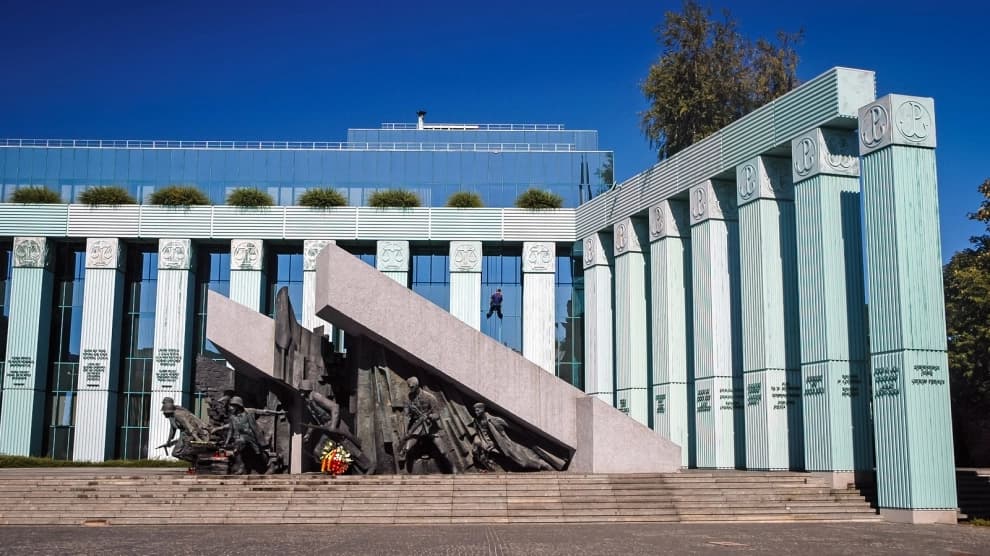 Politička kriza u Poljskoj: Policija ušla u Ustavni sud, predsjednik se hitno vratio u zemlju