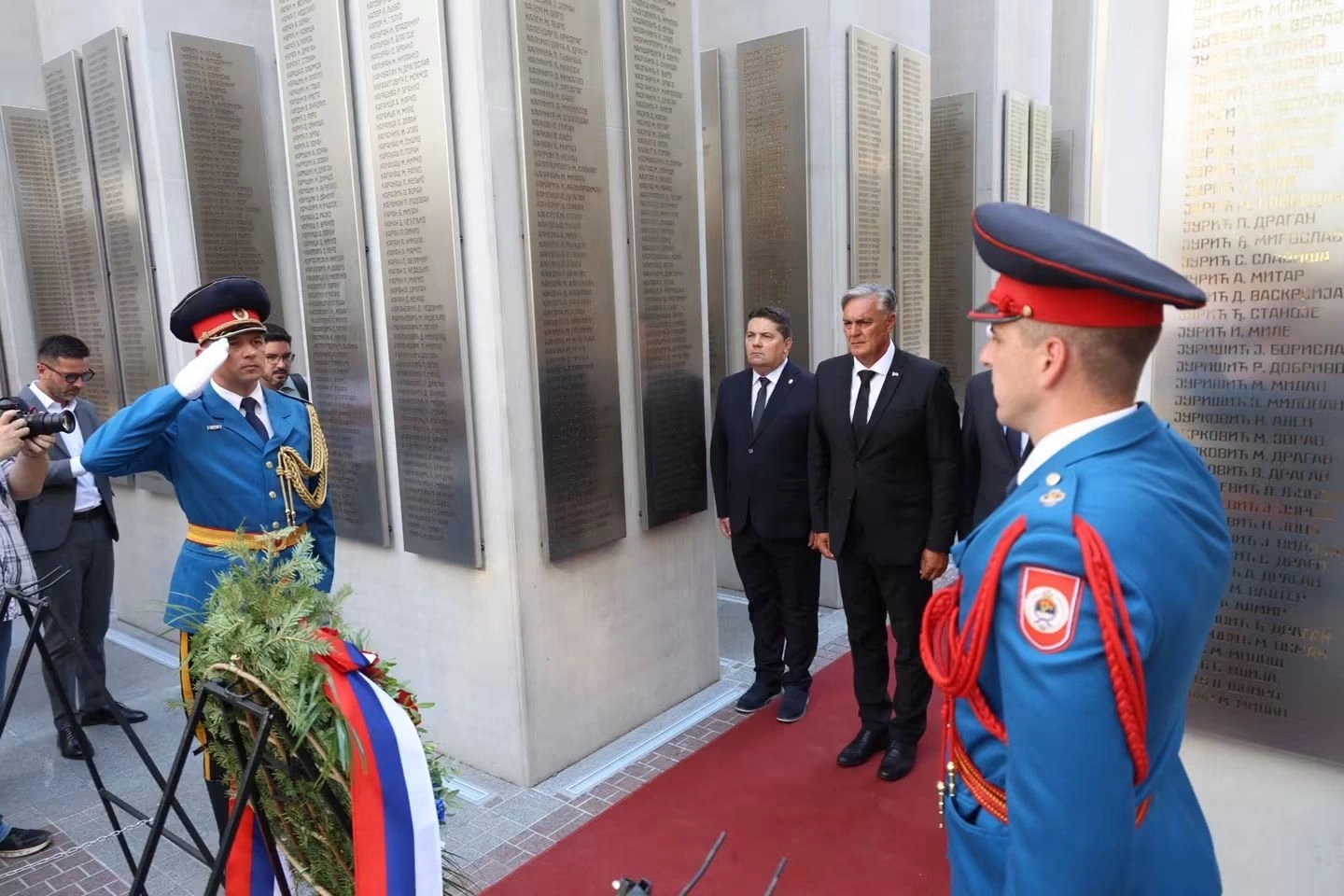 Položeni vijenci kod spomen obilježja u Banjaluci, sirene u znak sjećanja na Srbe stradale u “Oluji”