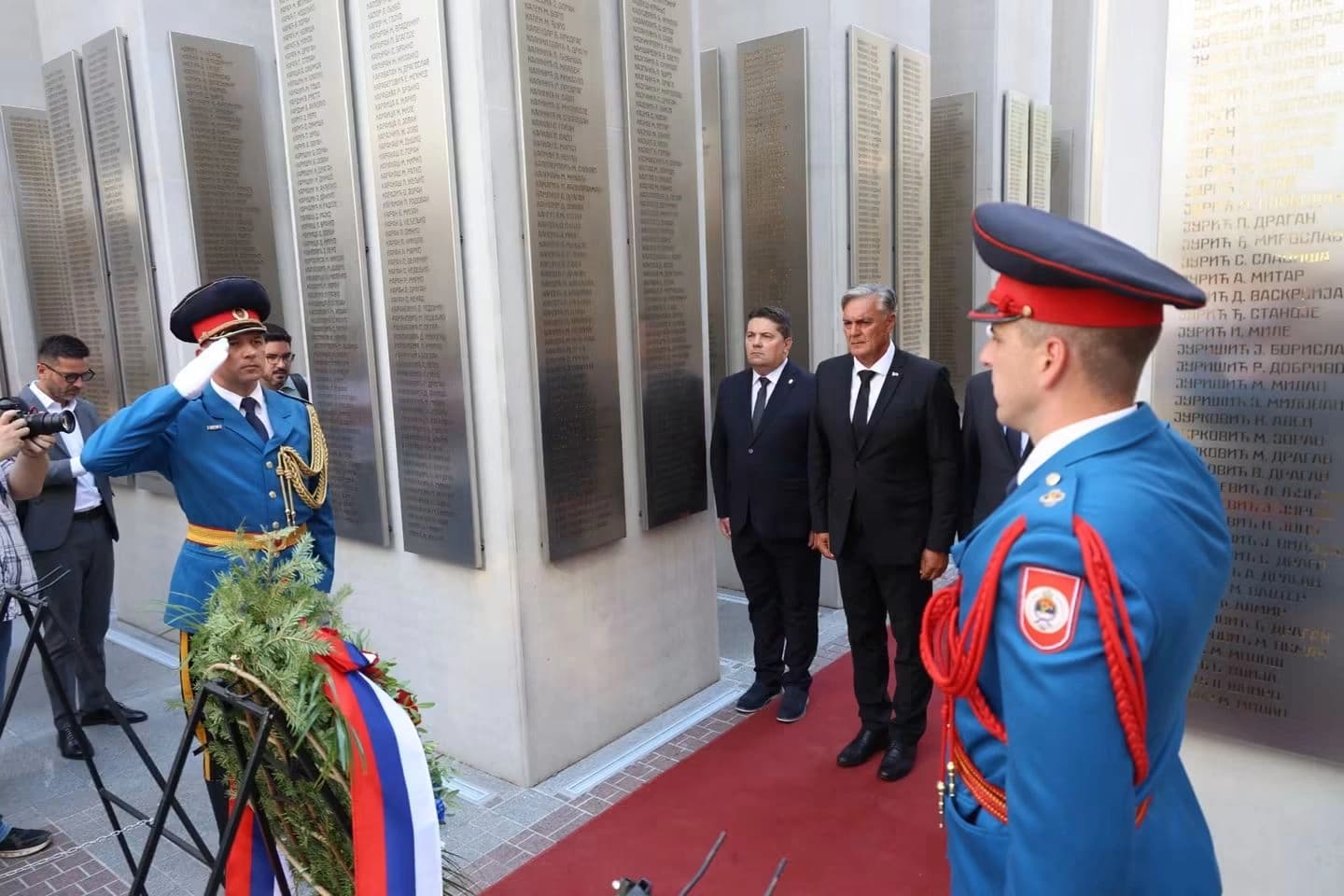Položeni vijenci kod spomen obilježja u Banjaluci, sirene u znak sjećanja na Srbe stradale u “Oluji”