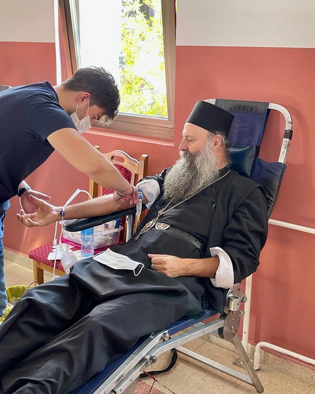 “Pomoć nasljednicima Svetog Luke” Patrijarh Porfirije služio liturgiju, a potom darovao krv