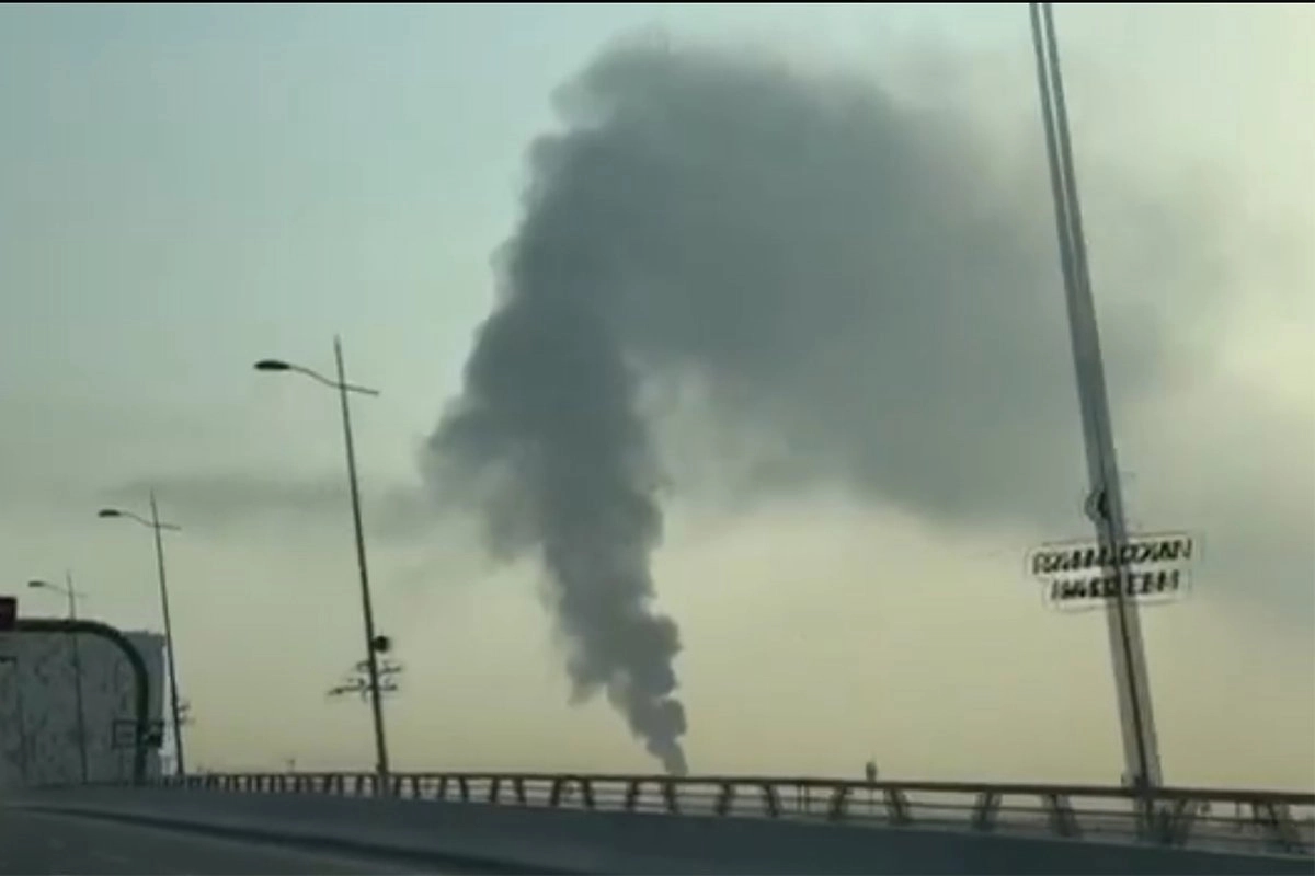 Požar kod aerodroma u Dubaiju nakon udara drona, obustavljeni letovi