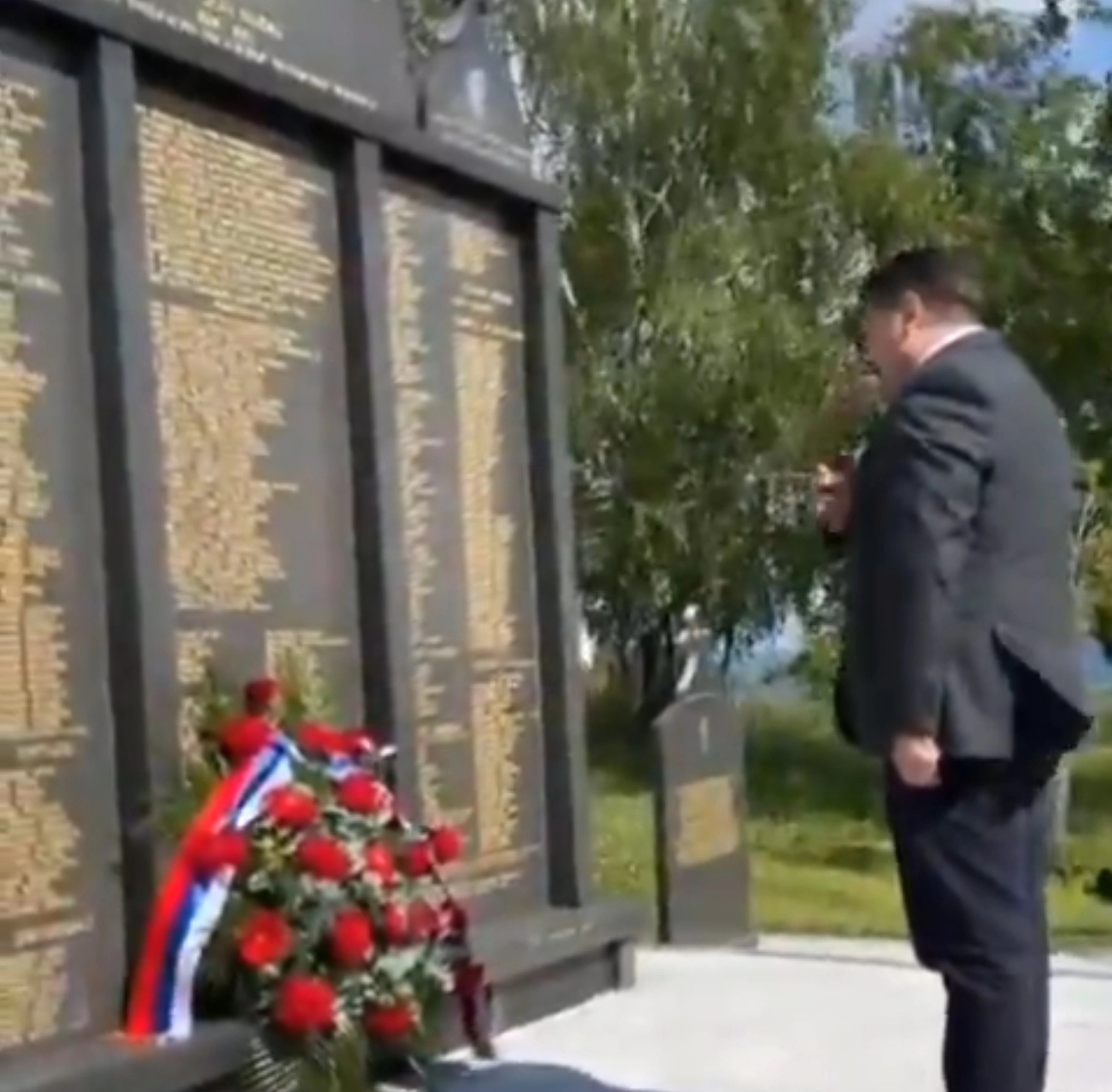 Predsjednik Stevandić posjetio Dugu njivu i položio vijenac na bistu generala Simića u Modriči