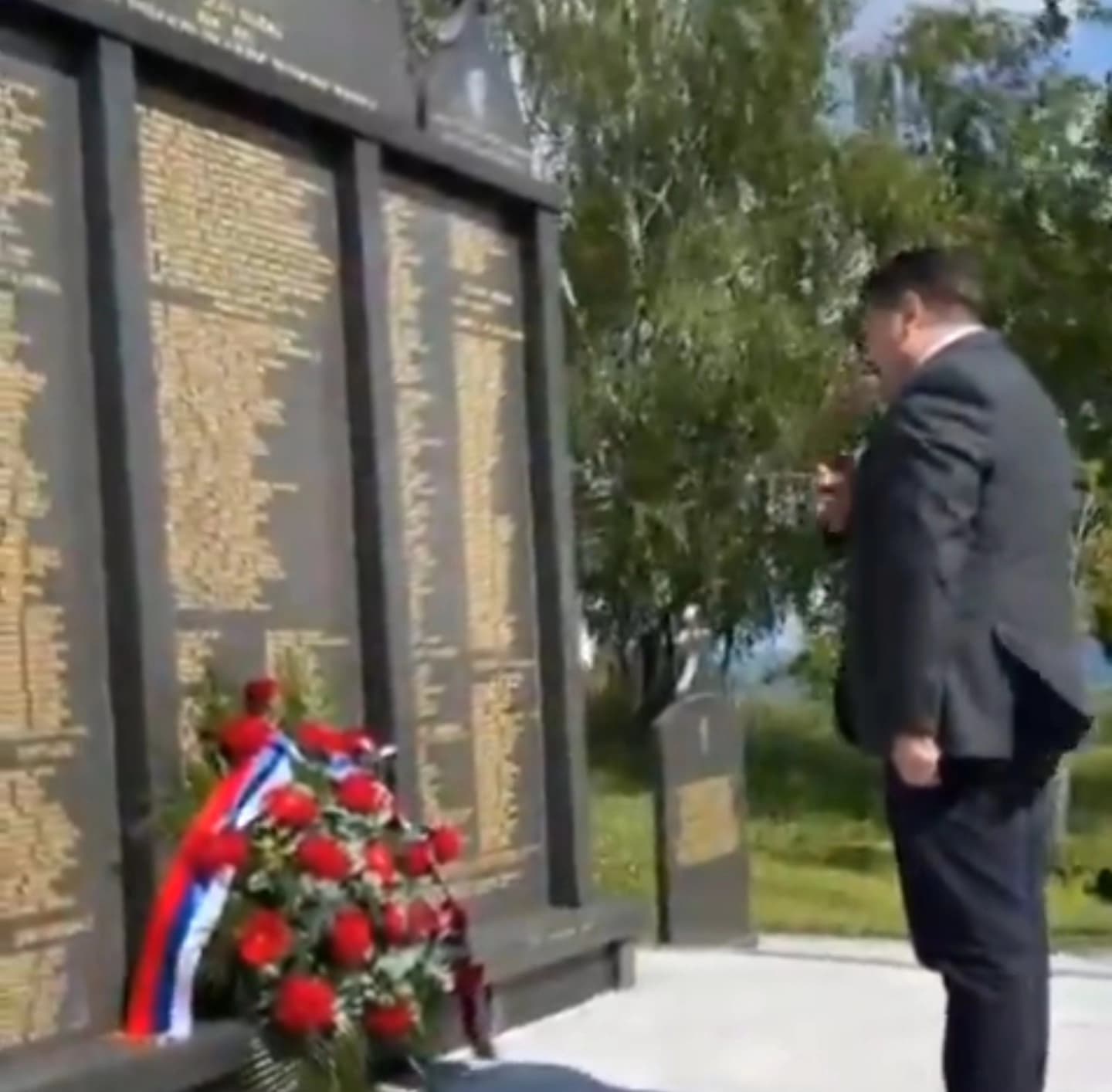 Predsjednik Stevandić posjetio Dugu njivu i položio vijenac na bistu generala Simića u Modriči