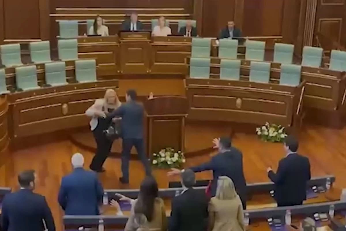 Prekinuta sjednica u Prištini: Poslanica jajima gađala Kurtija (VIDEO)