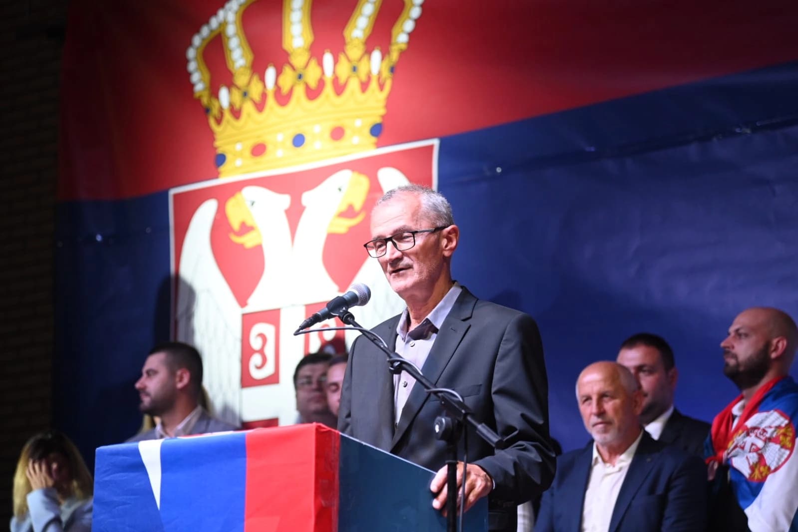 Prenio pozdrave Vučića, Vučevića i Brnabić: Na završnom skupu US u Banjaluci obratio se i gost iz Srbije