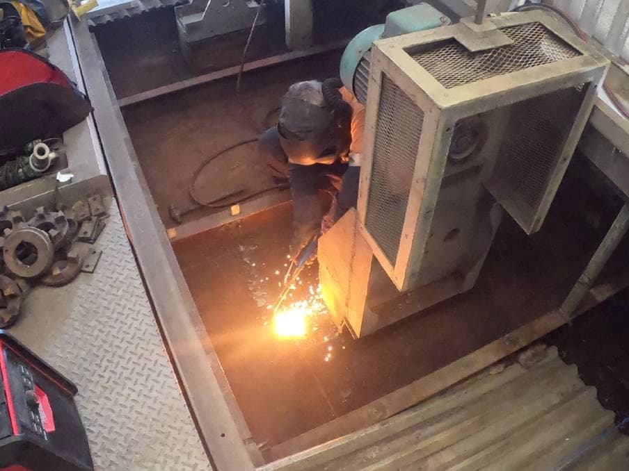 Proizvodnja stala, radnici čekaju ispred fabrike: Spor u Rajlovcu eskalirao