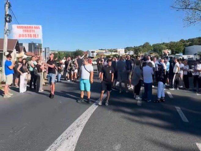 Protest u Ramićima: Mještani blokirali saobraćaj zbog neadekvatnog odlaganja animalnog otpada