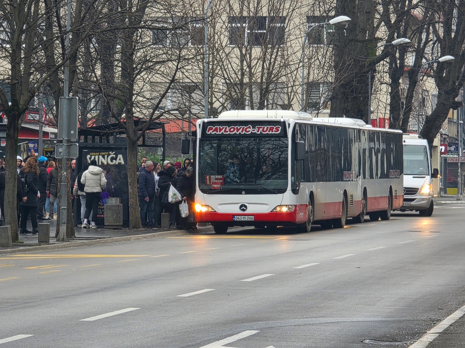 Putnici u Banjaluci bez zaklona dok čekaju autobus