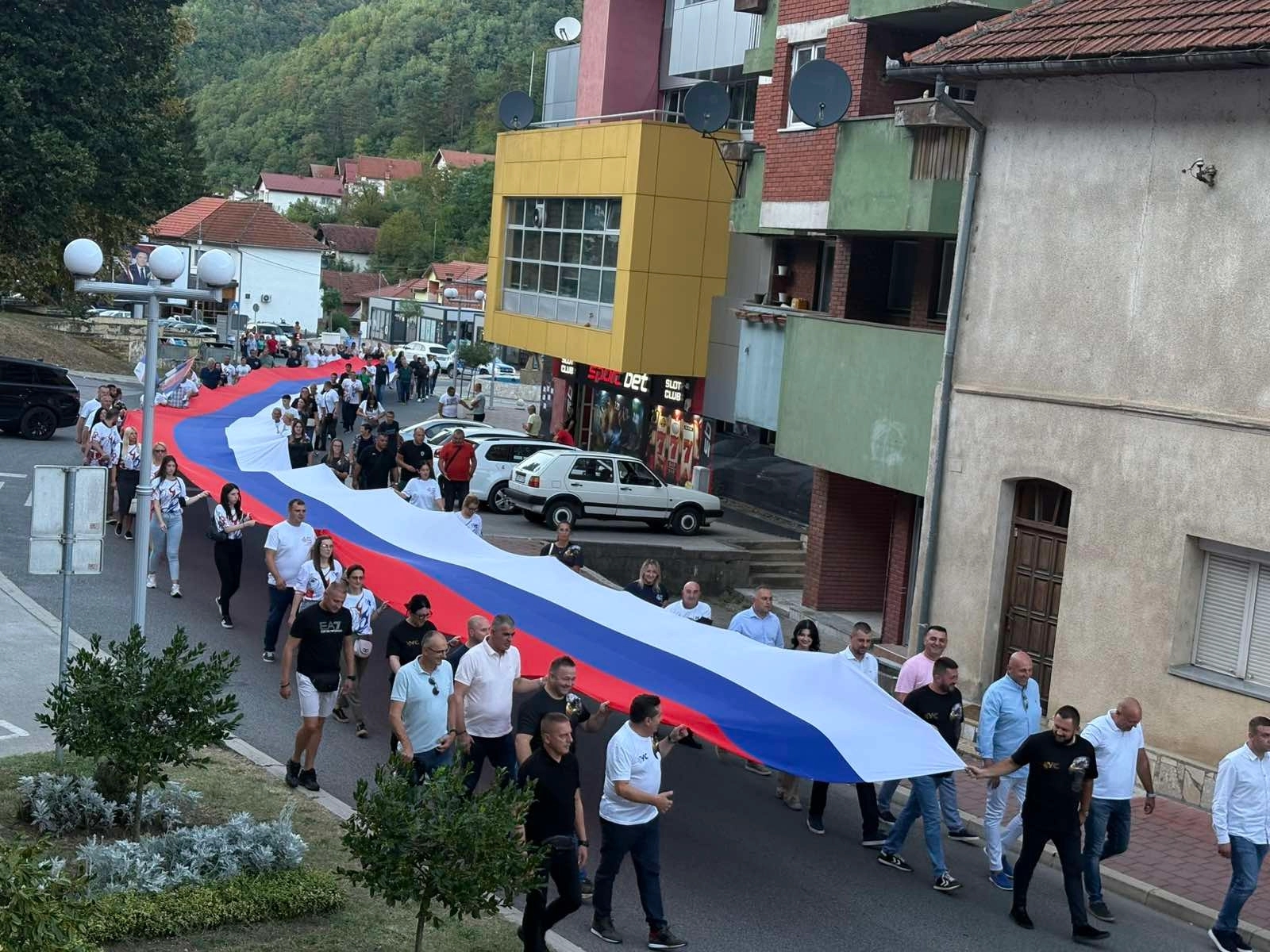 Razvijena trobojka duga 75 metara: Ujedinjena Srpska iz Srebrenice poručila da jedina ima plan za opstanak malih opština
