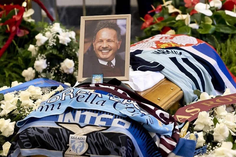 Sahranjen Siniša Mihajlović, na hiljade ljudi ispratilo legendu fudbala na vječni počinak