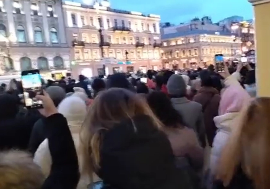Širom Rusije protesti protiv rata u Ukrajini, policija hapsi i tuče demonstrante