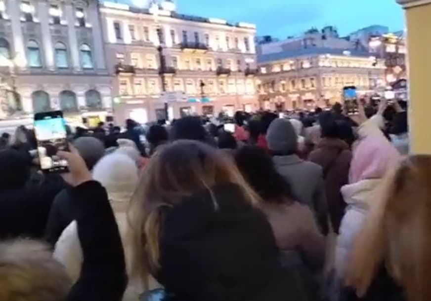 Širom Rusije protesti protiv rata u Ukrajini, policija hapsi i tuče demonstrante