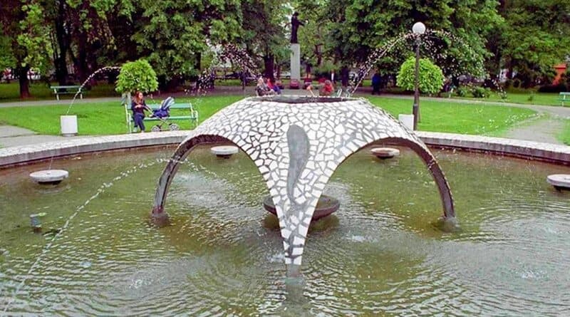 Sjeta na nekadašnju Banjaluku… Replika jednog od simbola grada u rukama građevinaca