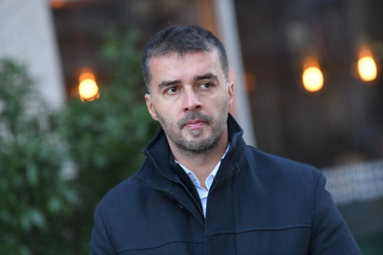 Služba pokušava da vrati Savu Manojlovića u igru: sumnjiva noćna akcija u Loznici