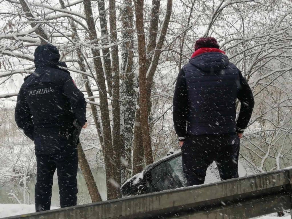 Smrskano auto umalo završilo u rijeci Vrbanji