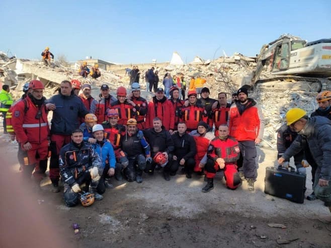 Spasioci iz Srpske poslije šest dana izvukli živu djevojčicu u Kahramanmarašu