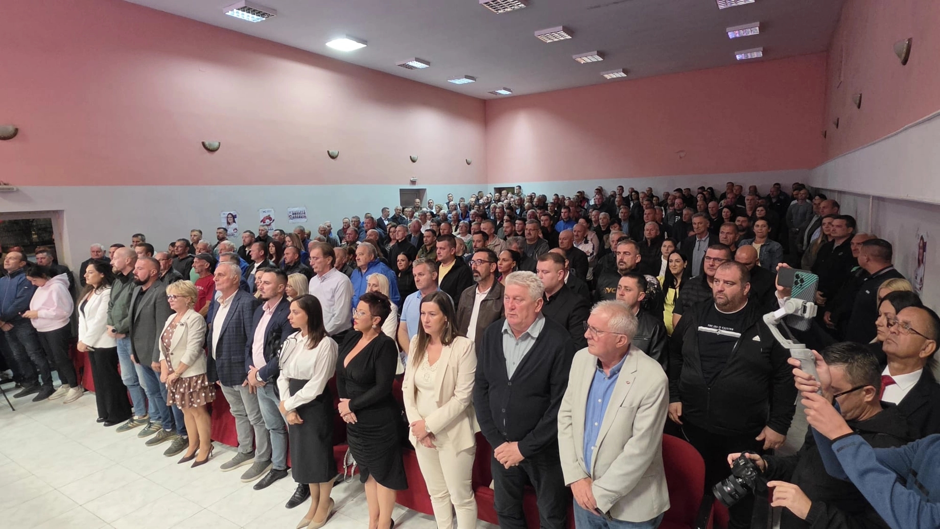 Spektakl Ujedinjene Srpske: Ovo Omarska još nije vidjela, više ljudi napolju nego unutra