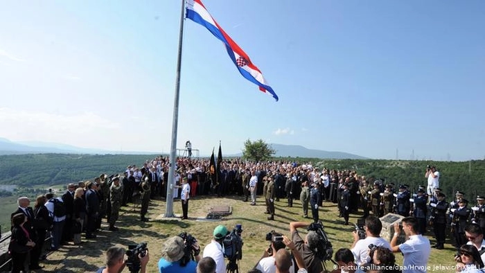 Srbi iz Knina svakog 4. avgusta odlaze u brda i to okolnim putevima “Sklanjamo se iz grada dok slave našu nesreću!”