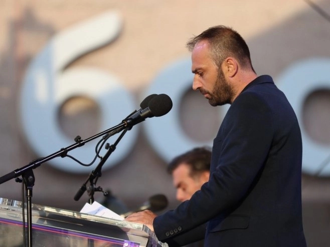 Srbin iz Srebrenice kojem su muslimani ubili porodicu zaplakao na mitingu dok je pričao šta je preživio