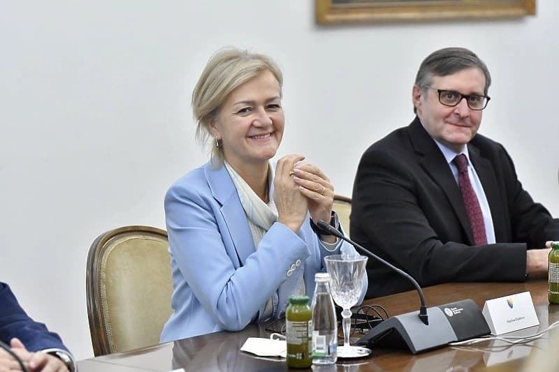 Šta o sankcijama otkriva dokument koji je Eichhorst držala tokom pres konferencije