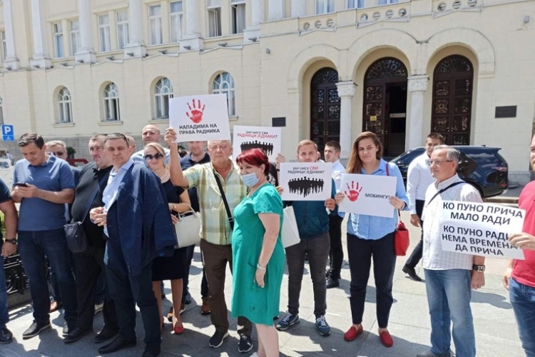 “Stanivuković me javno linčuje” Pojedini službenici i predstavnici SNSD protestovali, tvrde da u Gradskoj upravi trpe mobing