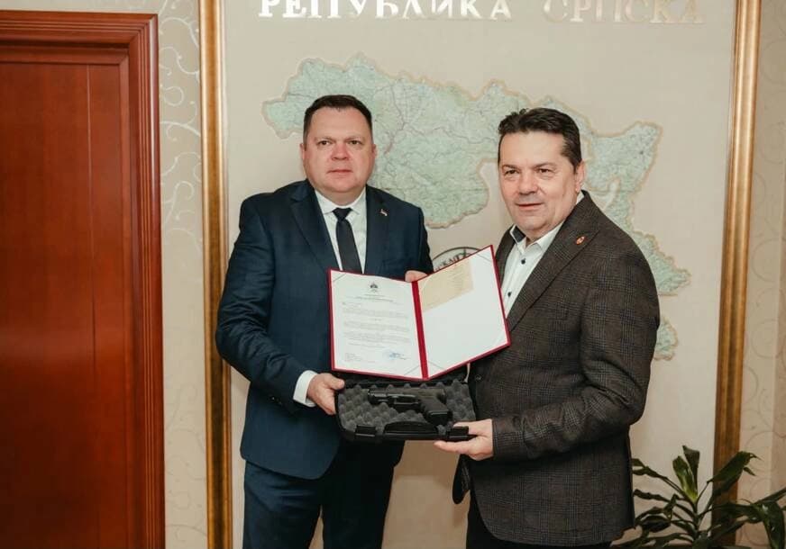 Stevandiću uručen „Glock 19“: Budimir zahvalio za doprinos razvoju MUP-a Republike Srpske