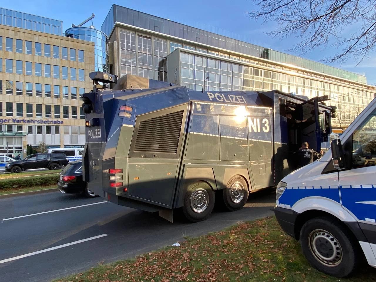 Stotine ljudi izašlo na ulice: Sukobi sa policijom, oklopna vozila, suzavac