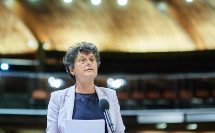 Strik kritikovala Varhelyija: Nečuveno je da EU daje novac RS-u, to se mora spriječiti