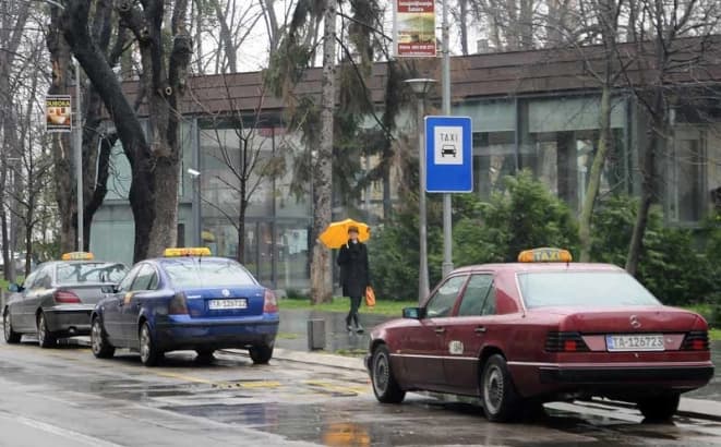 Taksisti zadovoljno “trljaju ruke”: Banjalučani proteklih mjeseci teško dolazili do taksi vozila