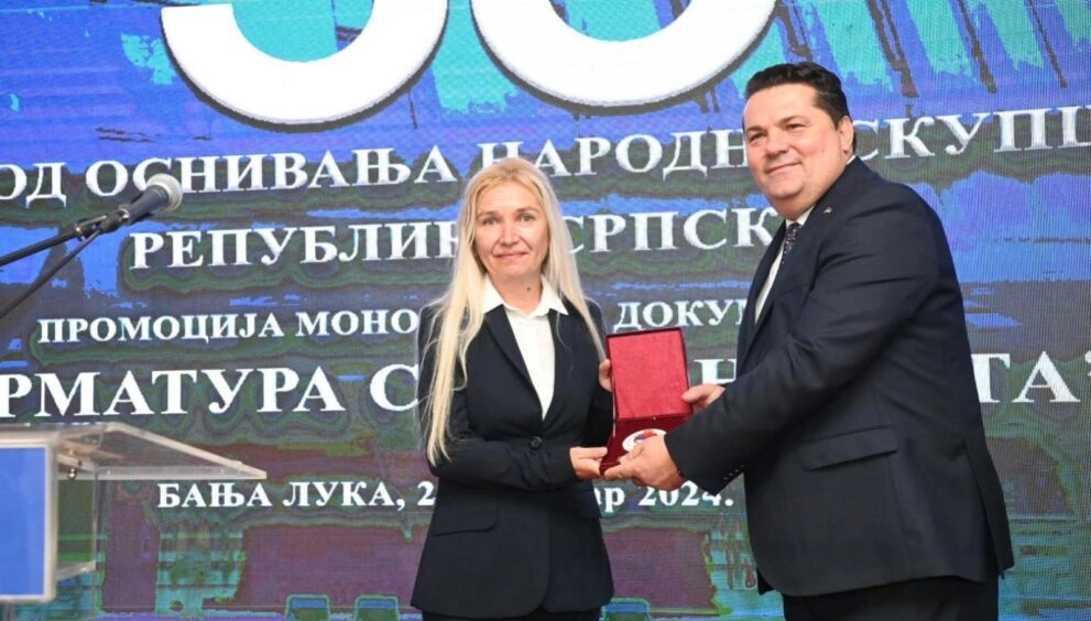 To treba doživjeti: Ko je gospođa kojoj je Stevandić uručio amblem na svečanosti Narodne skupštine