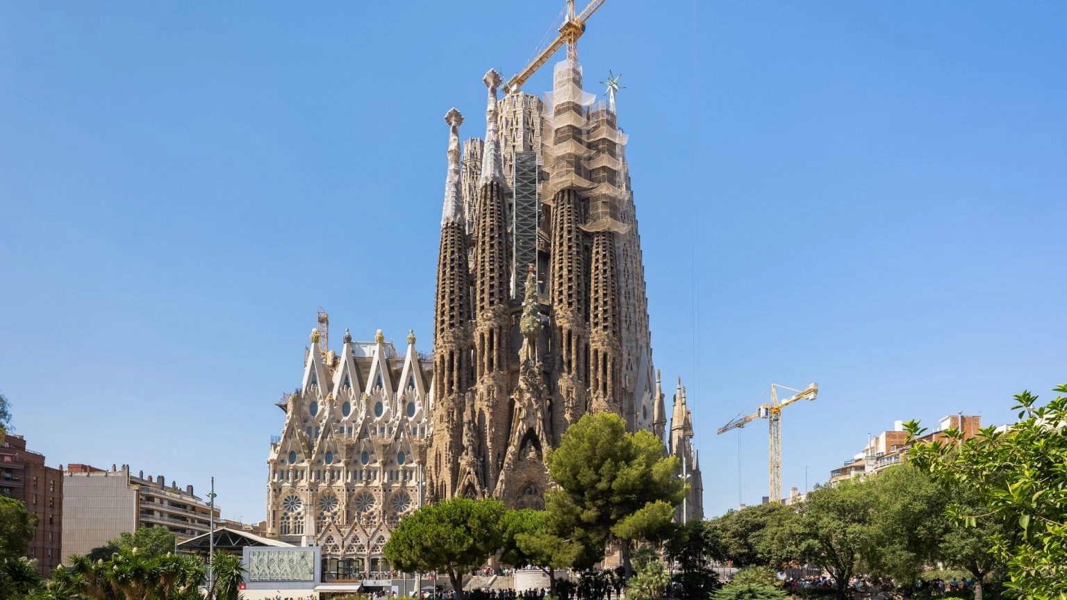 Toranj crkve Sagrada Familia završen nakon 144 godine, papa je blagoslovio