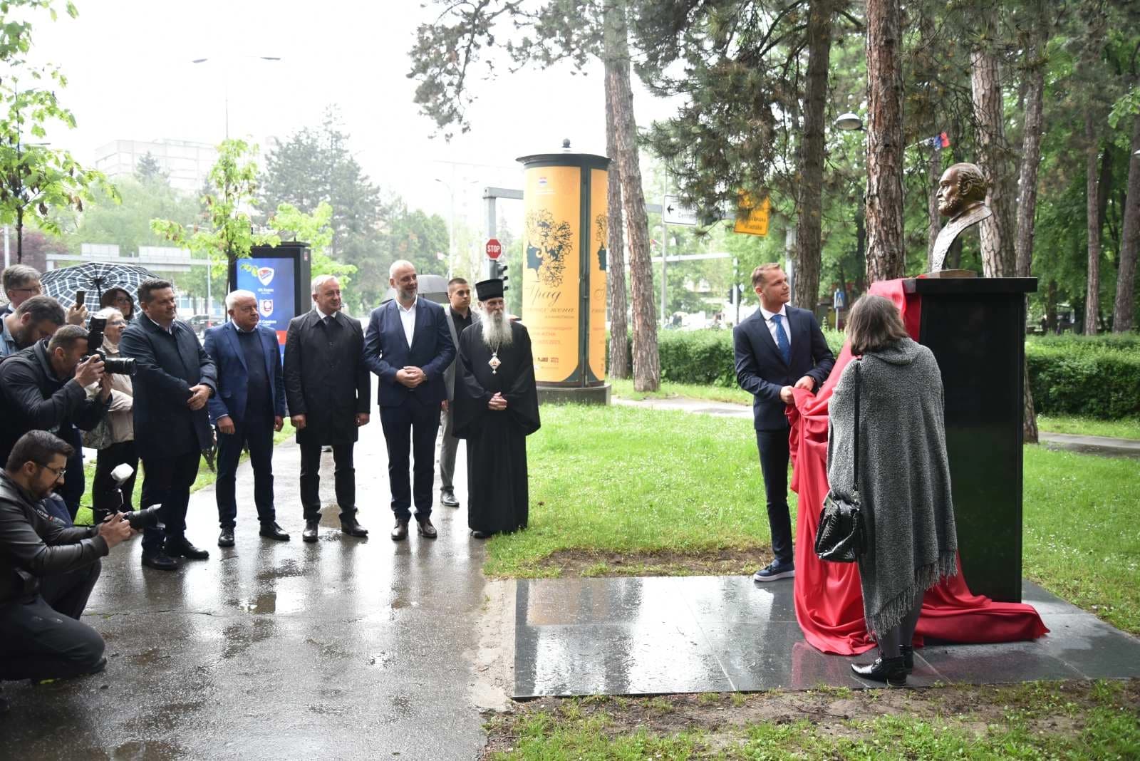 U Banjaluci otkrivena spomen-bista profesoru Predragu Gugi Lazareviću