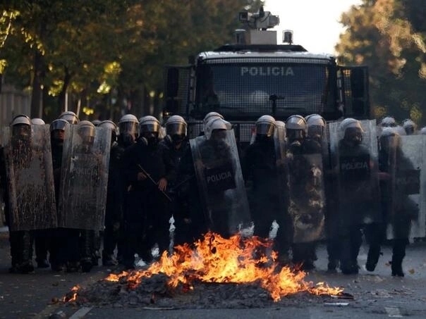 U Tirani povrijeđeno 16 policajaca